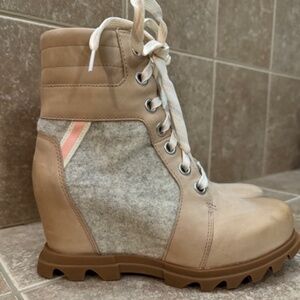 Sorel Joan of Arctic wedge boot (lace up).NWT.  7.5